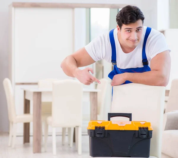 Meubilair reparateur werkt in de winkel — Stockfoto