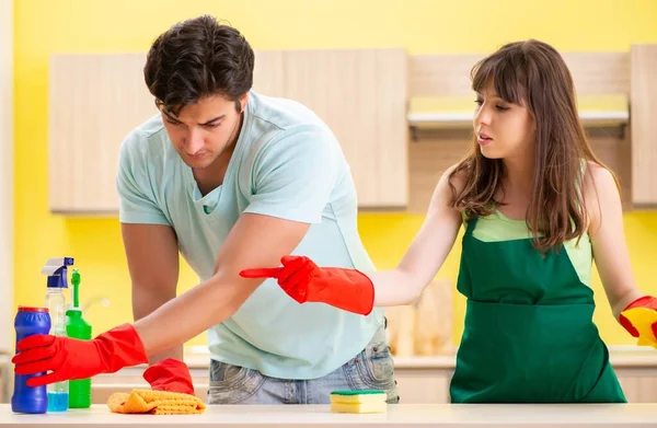 Jovem casal trabalhando na cozinha — Fotografia de Stock