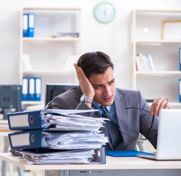 Sobrecargado con el empleado de trabajo bajo carga de papeleo —  Fotos de Stock