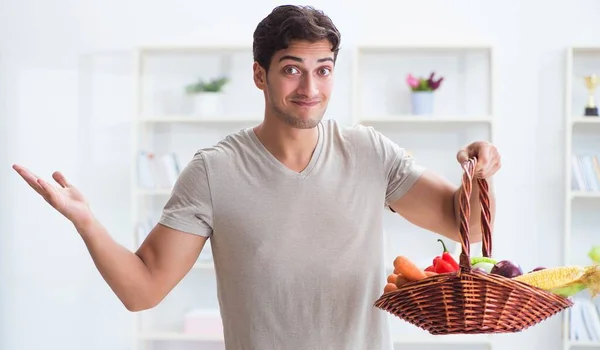 Joven en concepto de alimentación saludable y dieta — Foto de Stock