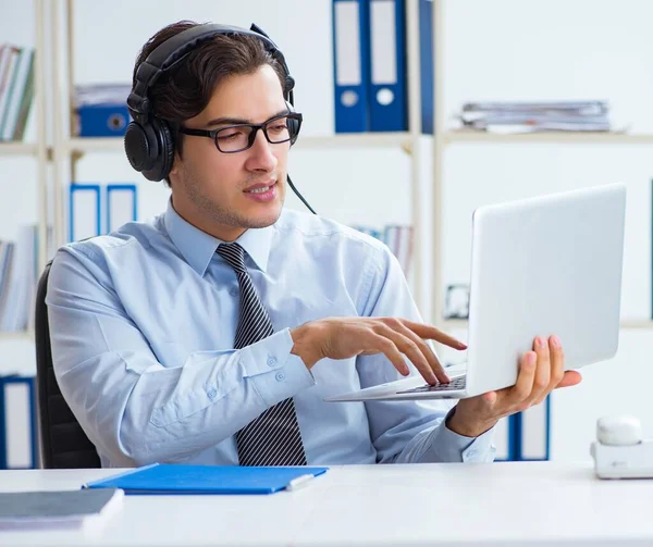 Oproepcentrale operator in gesprek met klant op live oproep — Stockfoto