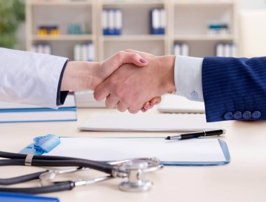 Sağlık sigortası sözleşmesi imzalayan adam