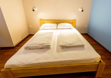 Otelde çift kişilik yatak.