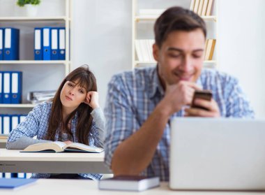 Sınıfta oturan ve okuyan öğrenciler