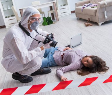 Olay yerindeki adli tıp araştırmacısı kadın mur.