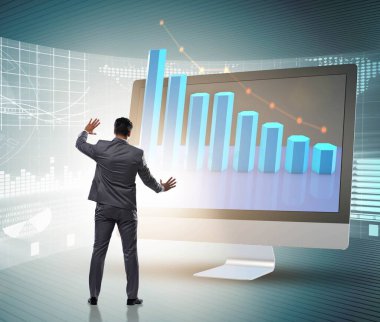 Grafiklerle ekonomi tahmini konseptinde iş adamı