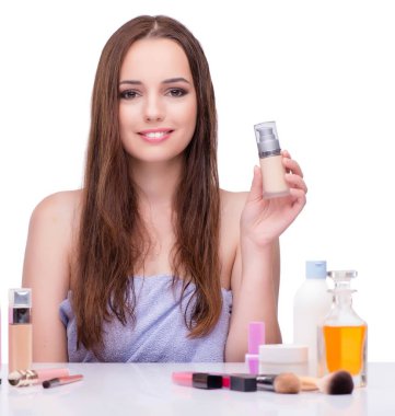 Güzellik makyajlı genç kadın beyaz tenli.