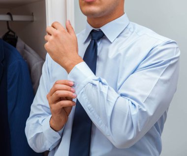 İş adamı iş için giyiniyor.