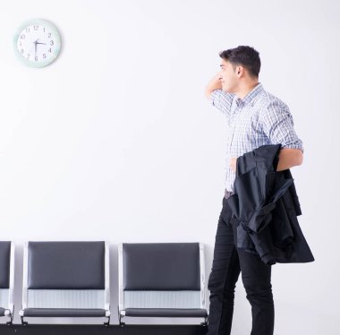 Adam sabırsızlıkla lobide bekliyor.