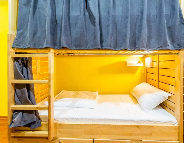 Hostel Schlafsaal Betten im Zimmer angeordnet — Stockfoto