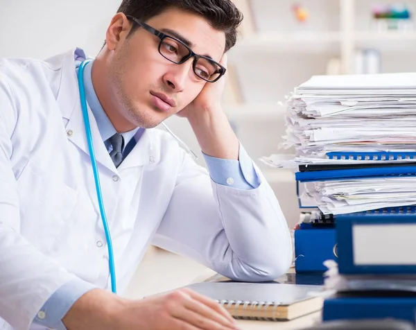 Upptagen läkare med för mycket arbete på sjukhus — Stockfoto