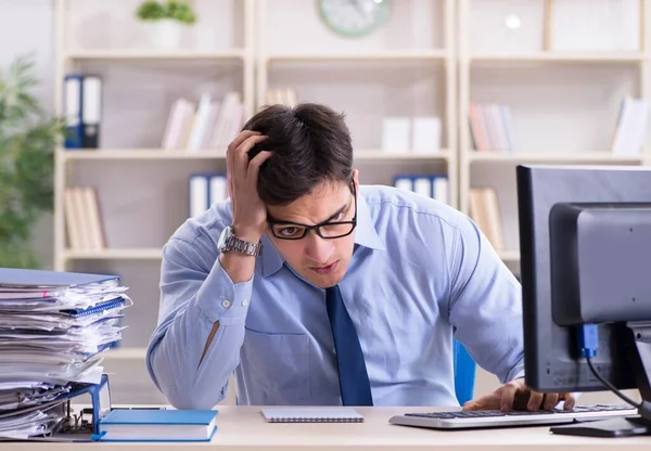 Hombre de negocios cansado con demasiado papeleo — Foto de Stock