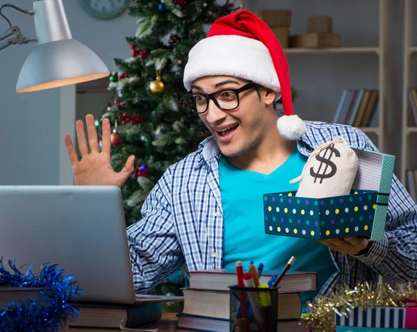 Jovem trabalhando em casa no dia de Natal — Fotografia de Stock