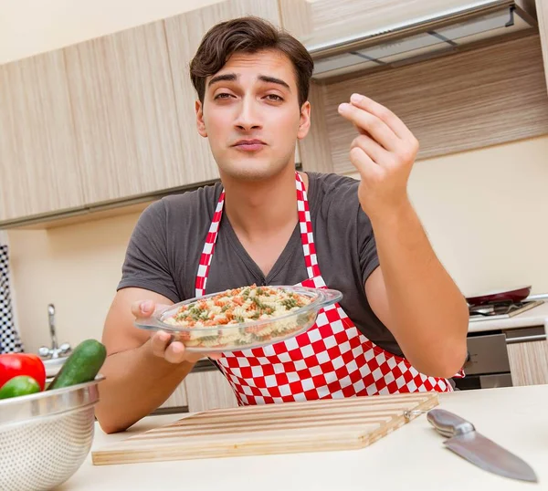 Homem cozinheiro masculino preparar comida na cozinha — Fotografia de Stock