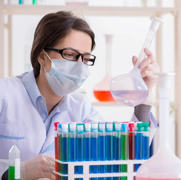 Química feminina a trabalhar no laboratório hospitalar — Fotografia de Stock