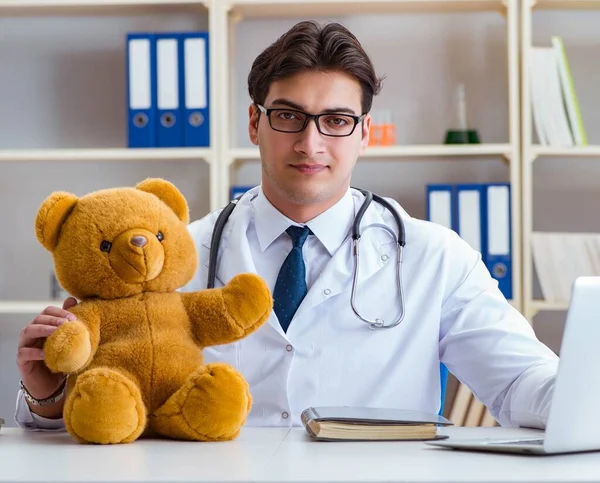 Médico veterinário pediatra segurando um exame no off — Fotografia de Stock