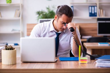 Ofiste çalışan genç bir erkek.