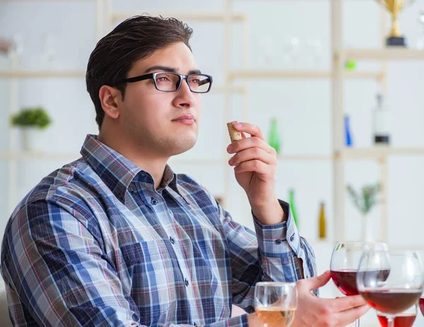 Επαγγελματικό sommelier δοκιμάζοντας κόκκινο κρασί — Φωτογραφία Αρχείου