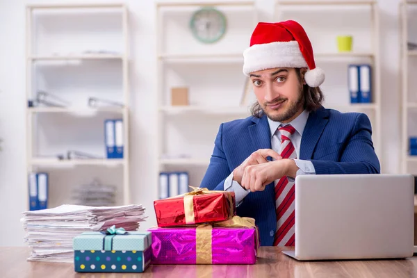 Jovem funcionário do sexo masculino que trabalha no escritório na véspera de Natal — Fotografia de Stock