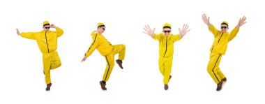 Sarı takım elbiseli adam, beyazda izole edilmiş.