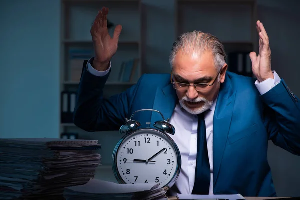 オフィスで遅くまで働いている古い男性従業員 — ストック写真