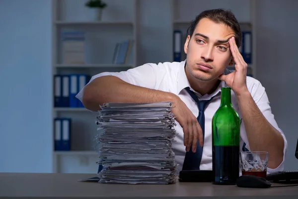 Alkoholberoende affärsman som arbetar sent på kontoret — Stockfoto