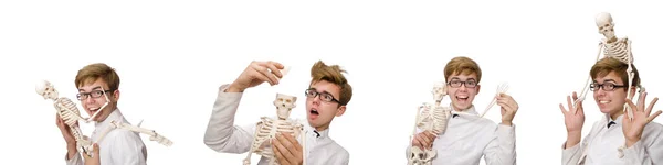 Médecin drôle avec squelette isolé sur blanc — Photo