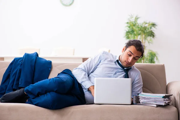 Joven empleado masculino que trabaja desde casa — Foto de Stock