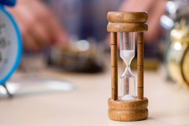 Genç erkek saatçi atölyede çalışıyor.