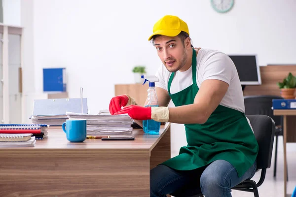 Jeune entrepreneur qui nettoie le bureau — Photo