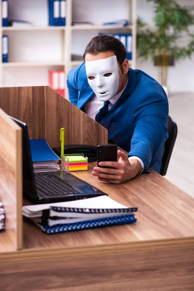 Ung manlig anställd bär mask på kontoret — Stockfoto