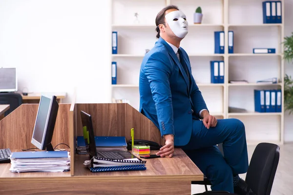 Young male employee wearing mask in the office — Stock Photo, Image