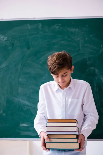 Schooljongen bereidt zich voor op examens in de klas — Stockfoto