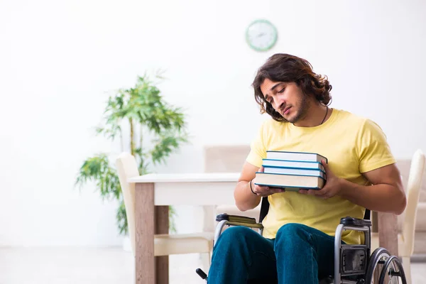 Estudiante discapacitado masculino preparándose para exámenes en casa —  Fotos de Stock