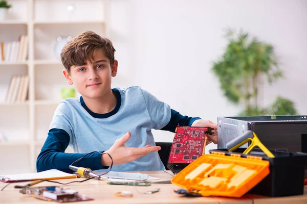 Αγόρι επισκευάζει υπολογιστές στο εργαστήριο — Φωτογραφία Αρχείου