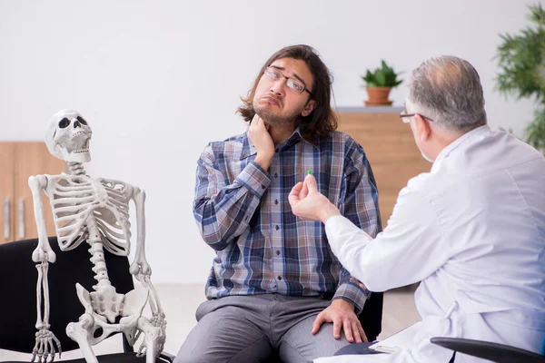 Молодой пациент посещает опытного врача-психиатра — стоковое фото