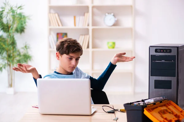 Boy reparing computers at workshop — Stock Photo, Image