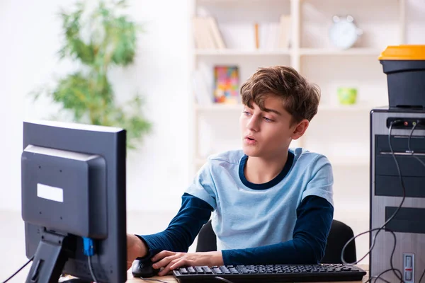 Chlapec opravuje počítače v dílně — Stock fotografie