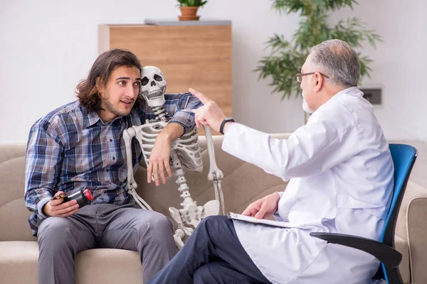 Paciente masculino joven que visita al psiquiatra experimentado médico —  Fotos de Stock