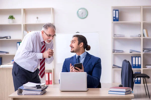 Two employees in the office — Stock Photo, Image