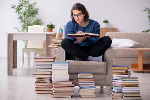 Giovane studente maschio preparazione per gli esami a casa — Foto Stock