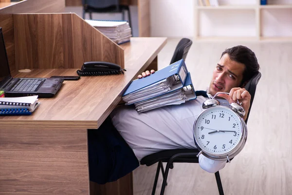 Jeune employé masculin mécontent du travail excessif au bureau — Photo