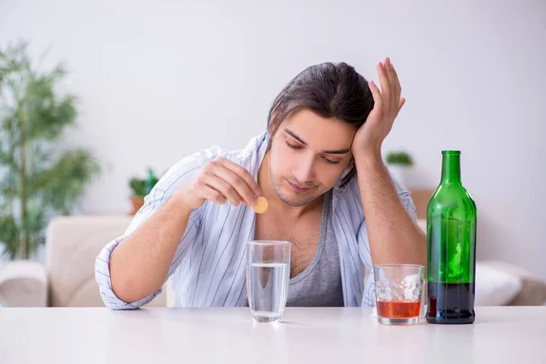 Joven alcohólico masculino bebiendo whisky en casa —  Fotos de Stock