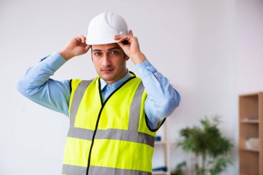 Ofiste çalışan genç erkek mimar.