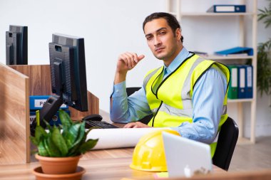 Ofiste çalışan genç erkek mimar.