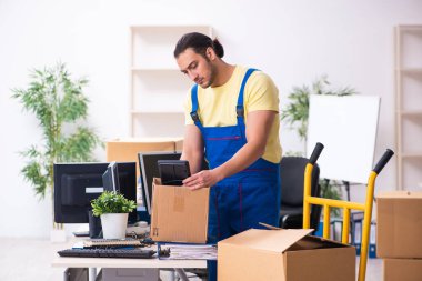 Genç erkek müteahhit taşınma konseptinde