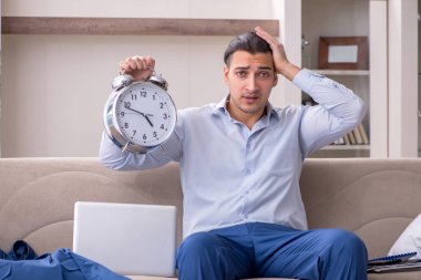 Evde çalışan genç bir erkek.