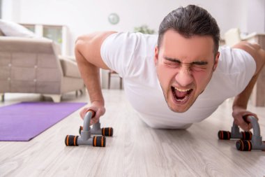 Genç erkek güne sabah egzersizleriyle başlıyor.