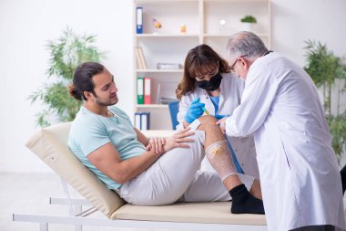 Hastanede yaralı genç bir adam var.