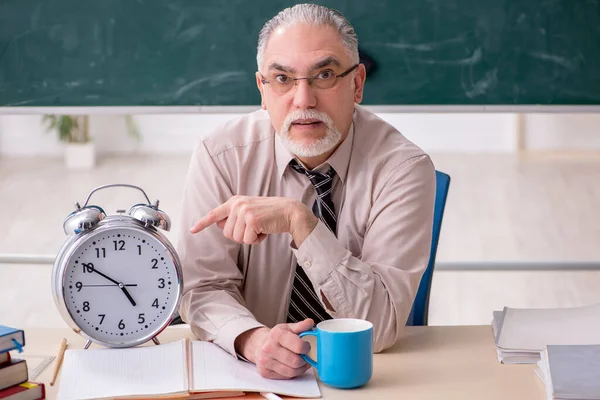 Viejo profesor en el aula — Foto de Stock